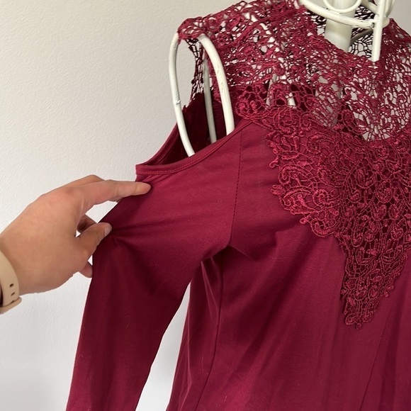 Burgundy open shoulder knit top - Picture 3 of 4